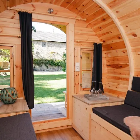 Urige Schlaffaesser Im Winzergarten Inklusive Weinprobe Camping *