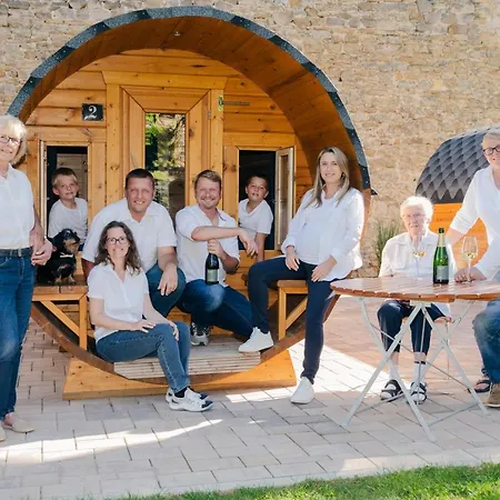 Urige Schlaffaesser Im Winzergarten Inklusive Weinprobe 캠프장