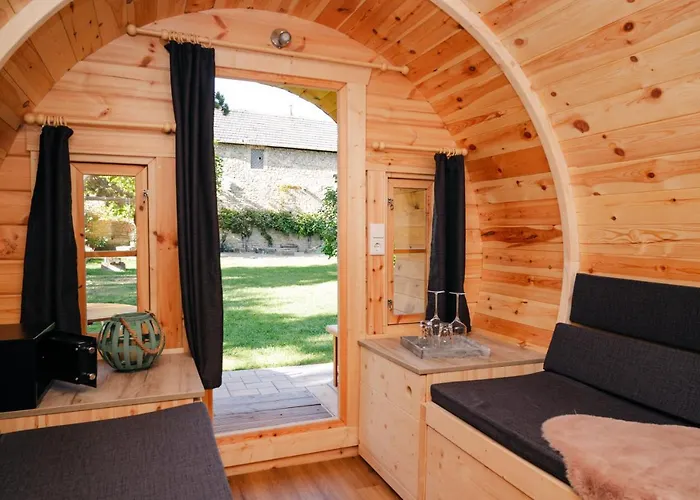 Urige Schlaffaesser Im Winzergarten Inklusive Weinprobe キャンプ場 *