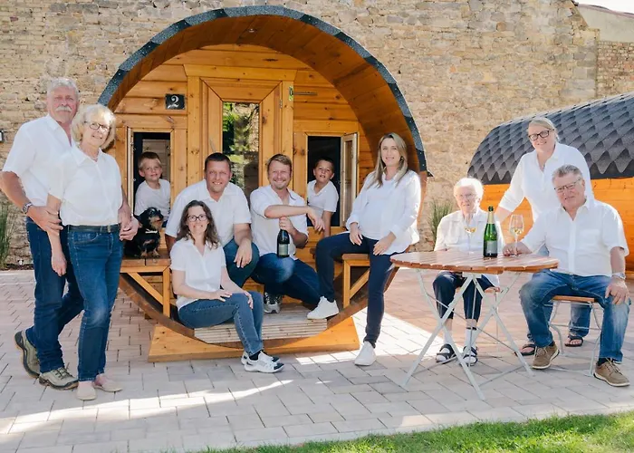 Urige Schlaffaesser Im Winzergarten Inklusive Weinprobe キャンプ場